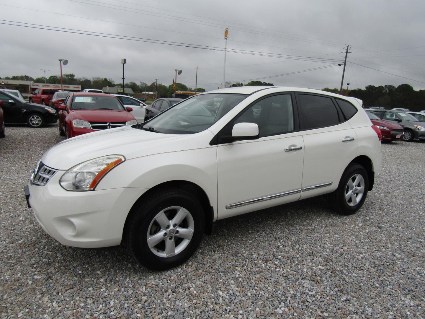 2013 White /Gray Nissan Rogue (JN8AS5MT8DW) , Automatic transmission, located at 15016 S Hwy 231, Midland City, AL, 36350, (334) 983-3001, 31.306210, -85.495277 - Photo#2